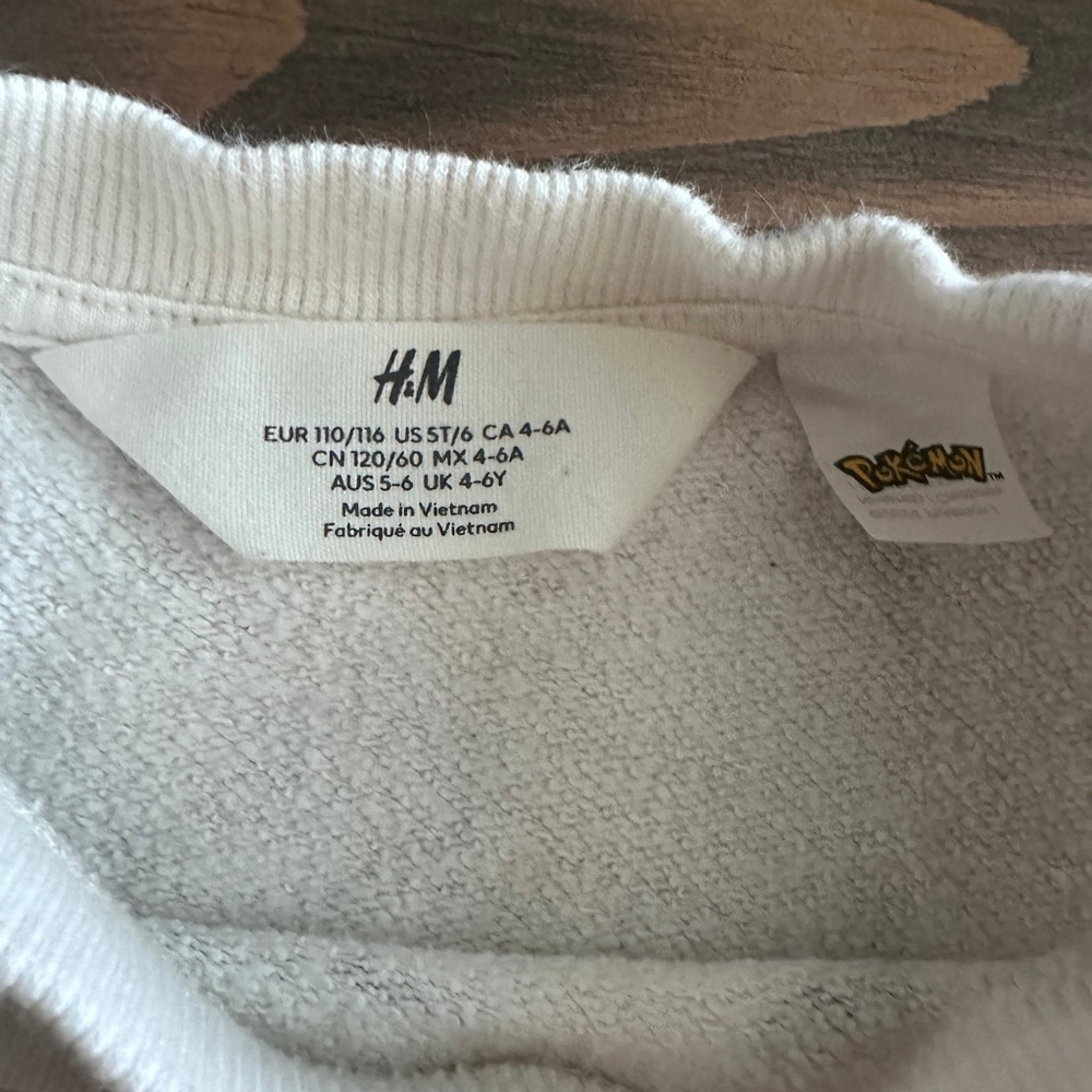 Boys H&M Pikachu Sweatshirt 4-6A White Pokemon Graphic Pullover - Picture 2 of 4